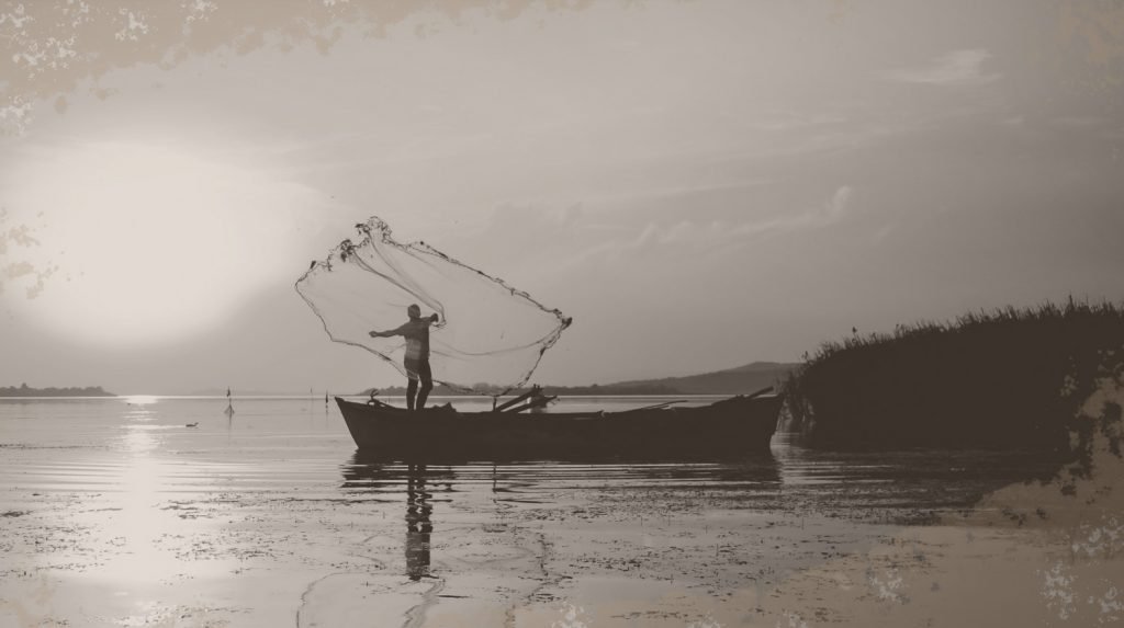Dieses Bild zeigt einen Fischer mit einem Fischernetz