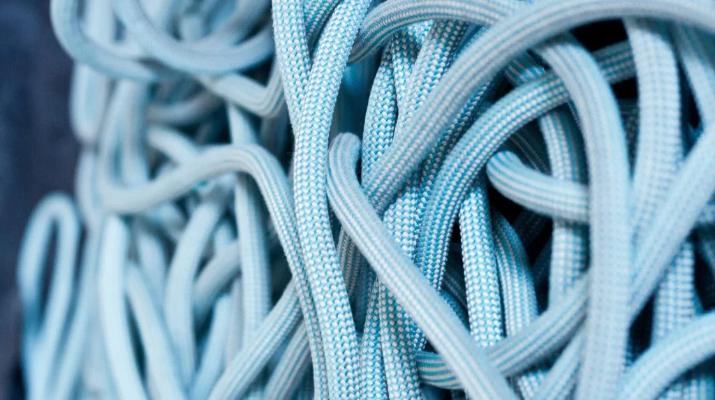 Dies ist ein Bild von einem Seil, mit dem man Hängematten Knoten legen kann